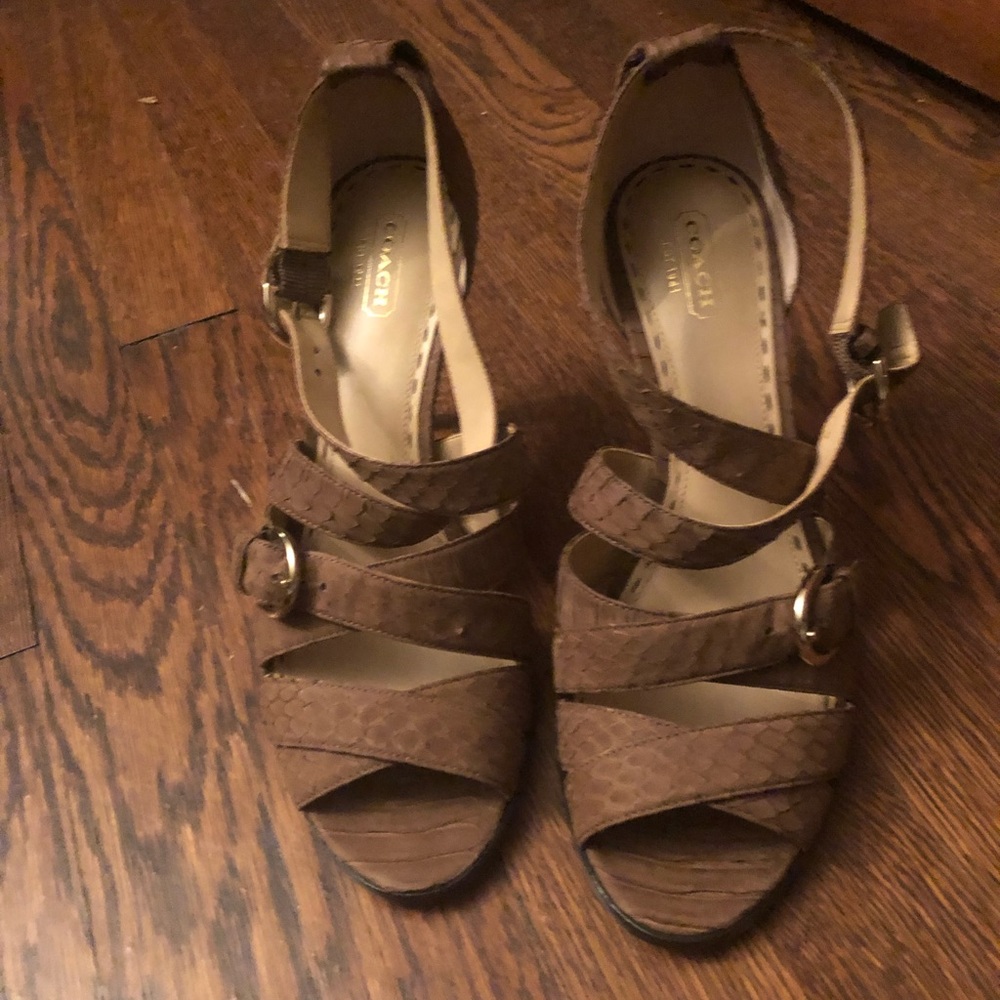 Ladies sandal size 9 fits like 9 1/2